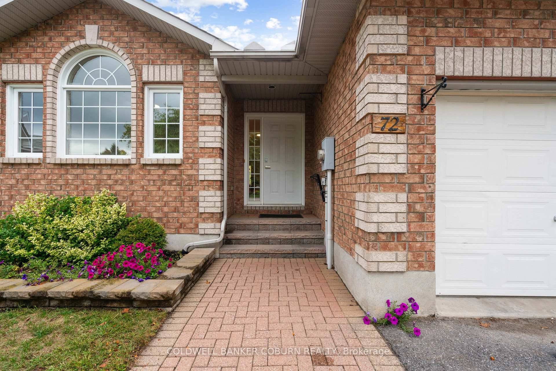 Kemptville semi detached bungalow in popular Applewood Estates.