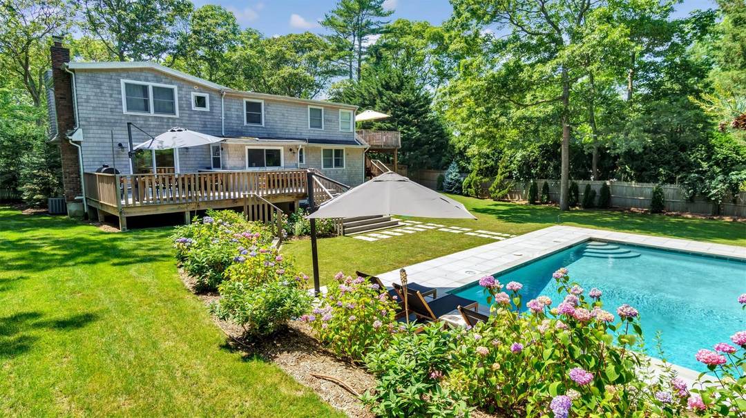 RENOVATED IN A PRIVATE BAY FRONT COMMUNITY IN SOUTHAMPTON !