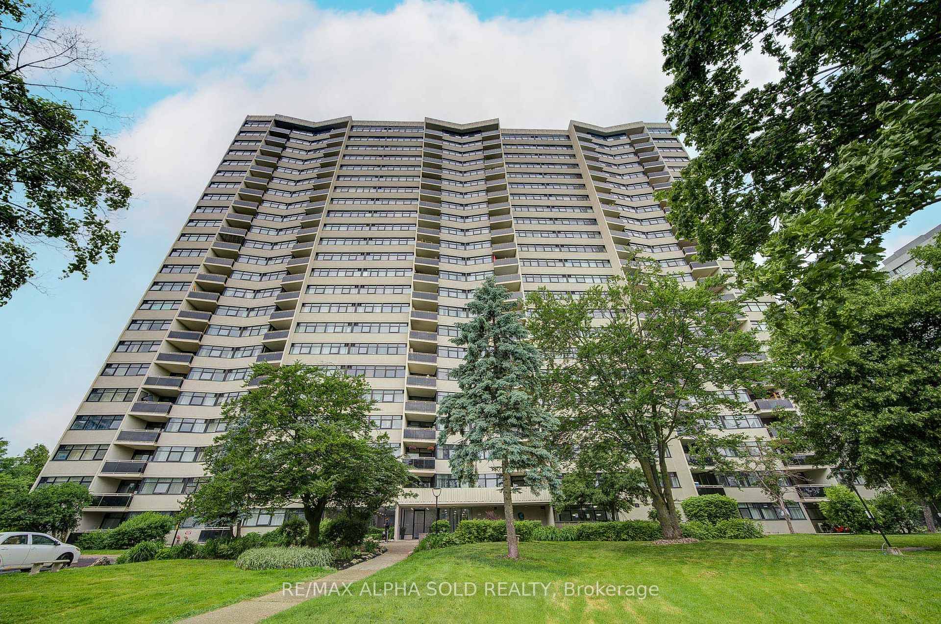 Welcome to this bright and spacious 3 bedroom, 2 bathroom NE corner unit in the L'Amoreaux community, offering an unobstructed east facing view, good ventilation and plenty of natural light.