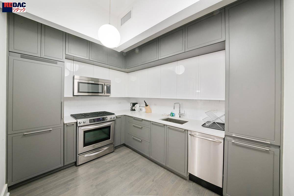 Unit is unfurnished Modern, south facing, sun drenched studio on the 7th floor in the full service building.