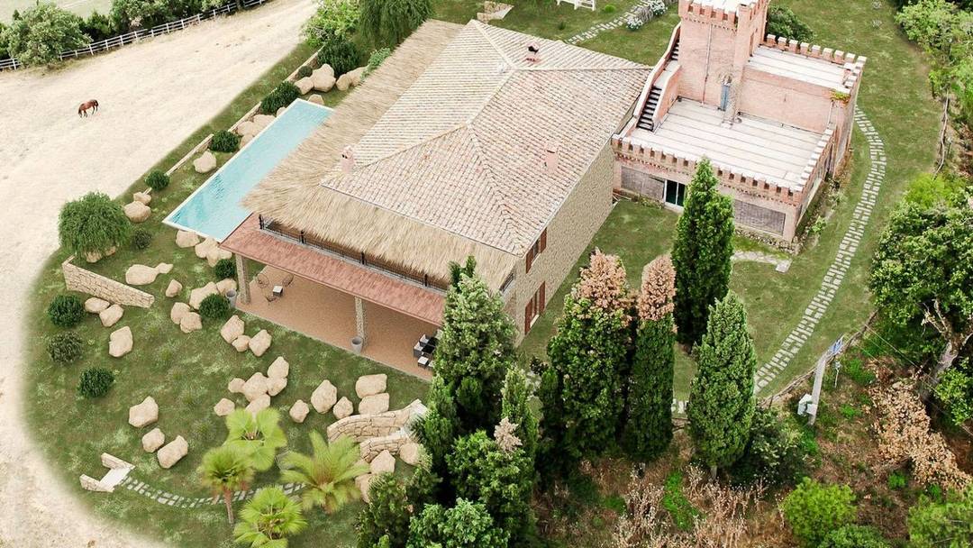 Farm with castle, hunting reserve and 105 ha of land with olive grove, arable land and woodland for sale in the province of Siena, Tuscany.