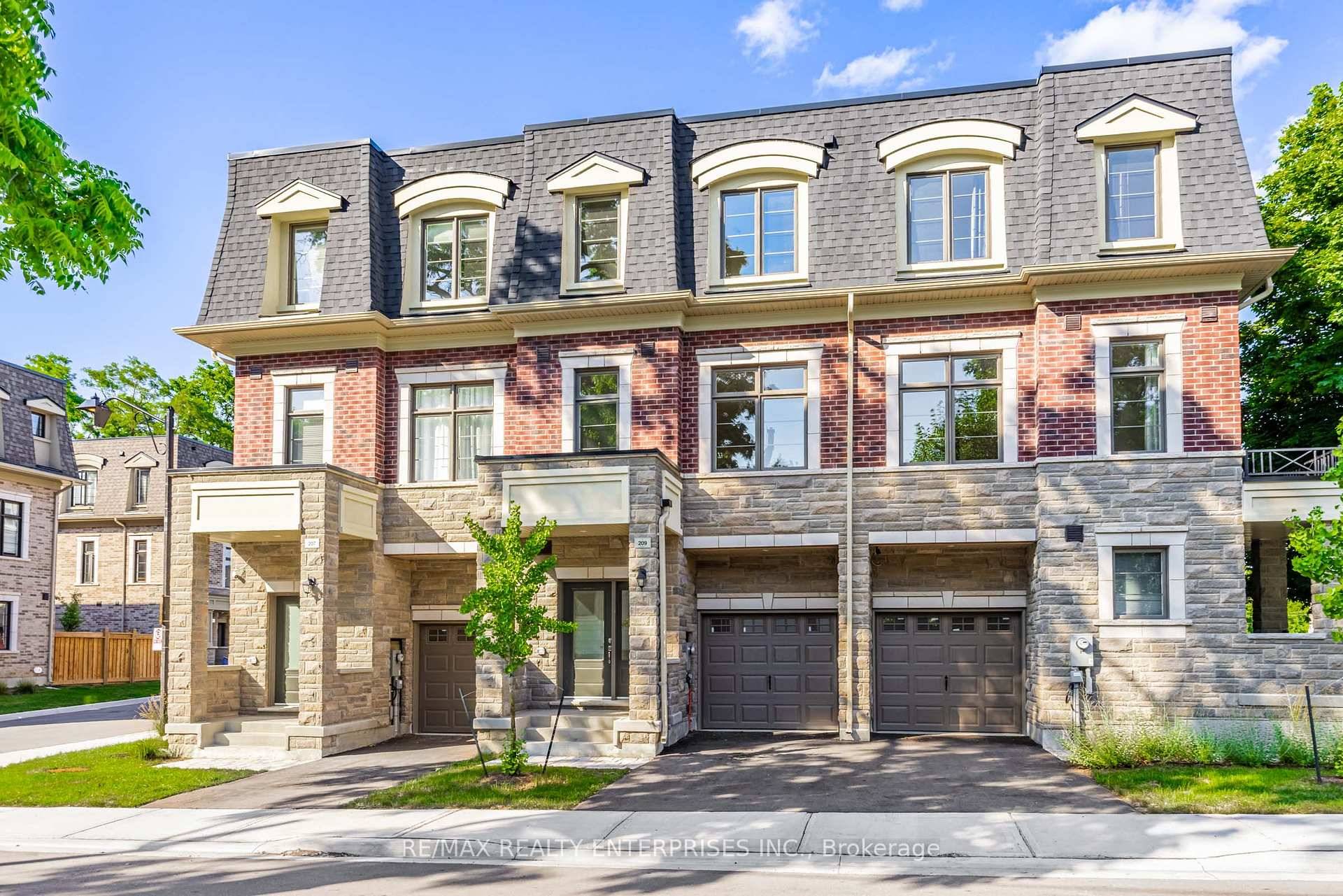 Discover a new standard of urban comfort at 209 Wyndham Street a beautifully crafted townhouse nestled in one of Mississaugas most desirable neighbourhoods.
