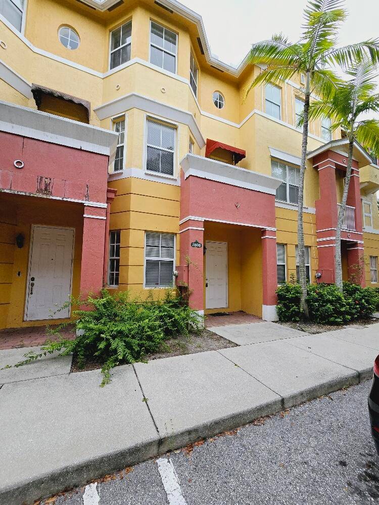 BEAUTIFUL TOWNHOME IN EXCELLENT CONDITION WITH ONE BEDROOM AND FULL BATH LOCATED ON THE FIRST FLOOR.