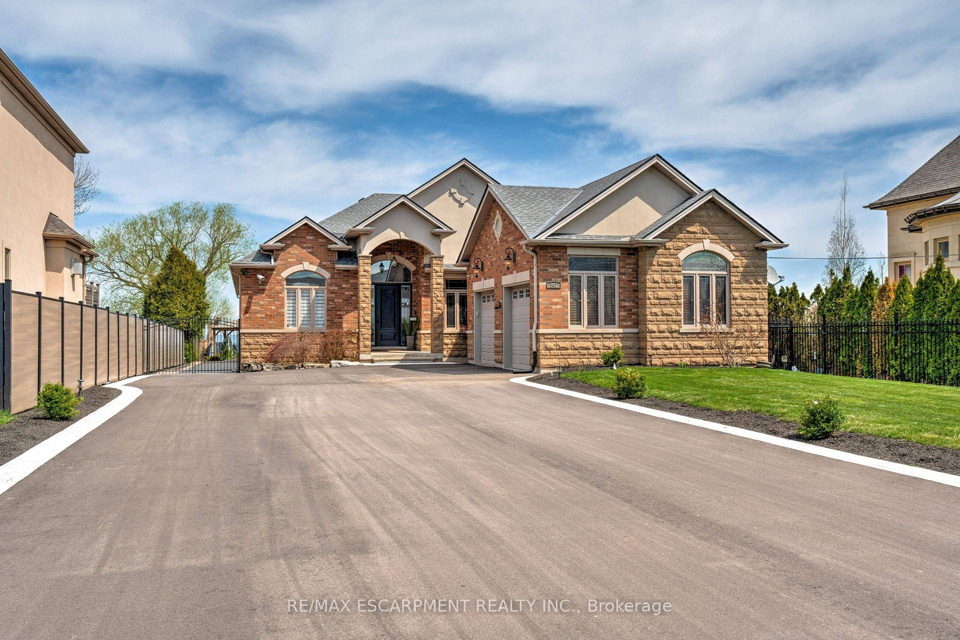 Discover unparalleled luxury amp ; serene lakefront living at this magnificent custom built bungalow, nestled on a picturesque lot with 66 of waterfront, in the heart of Stoney Creeks prestigious ...