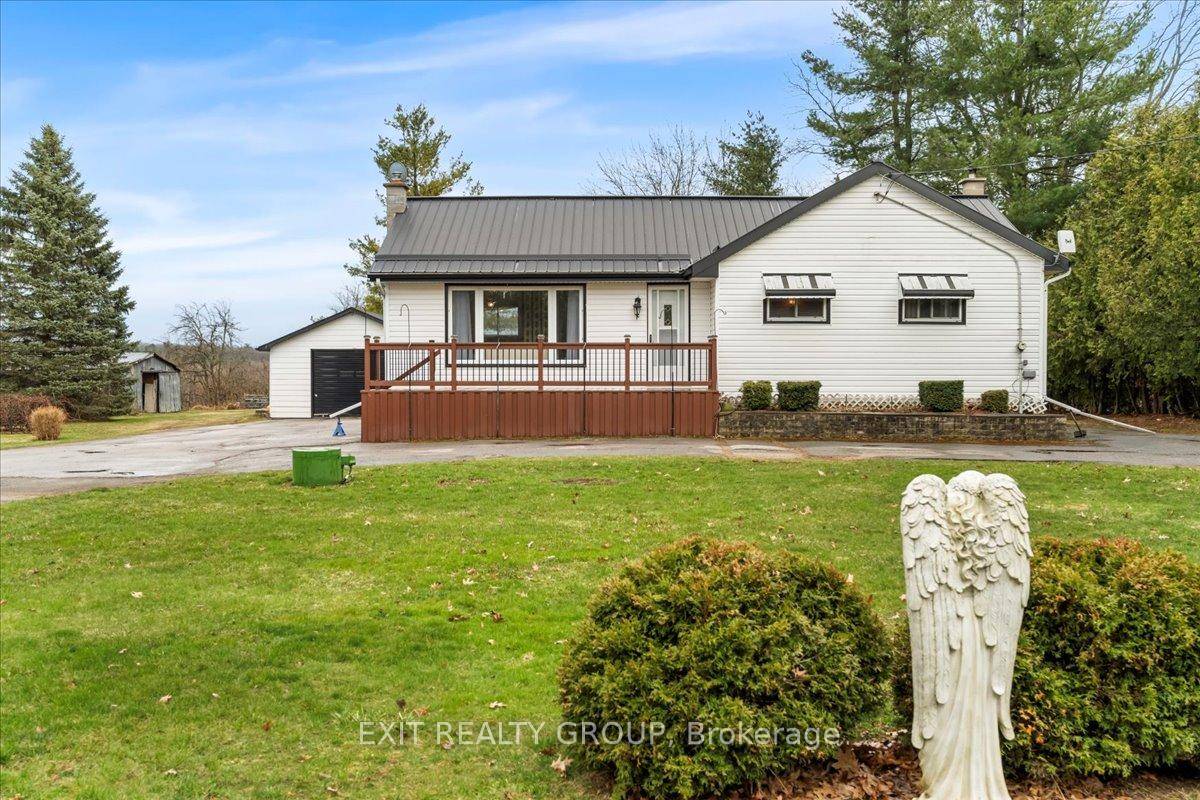 Escape to the country with this charming 3 bedroom, 1 bathroom bungalow with 1.