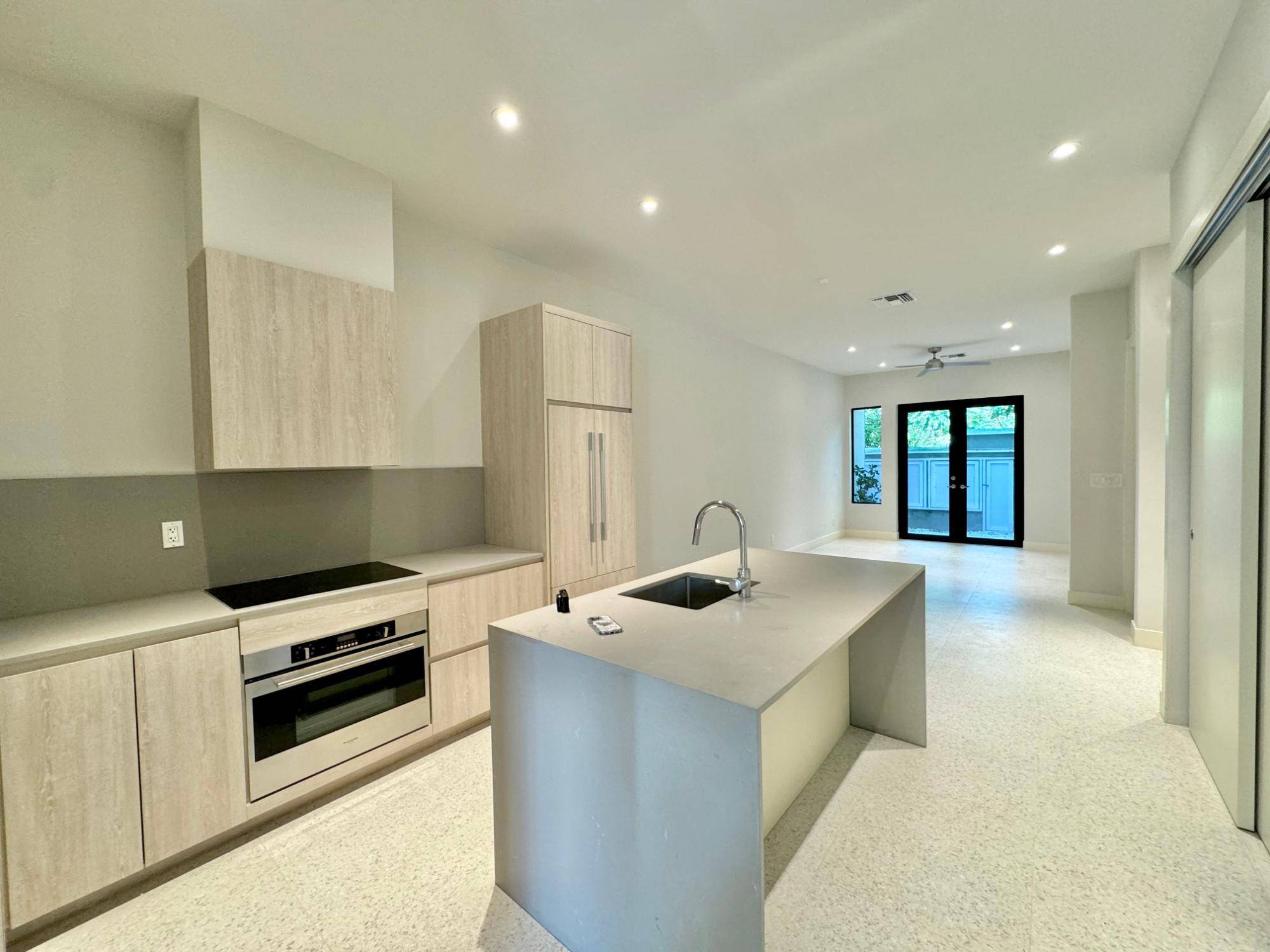 WEST END Condo New-Providence