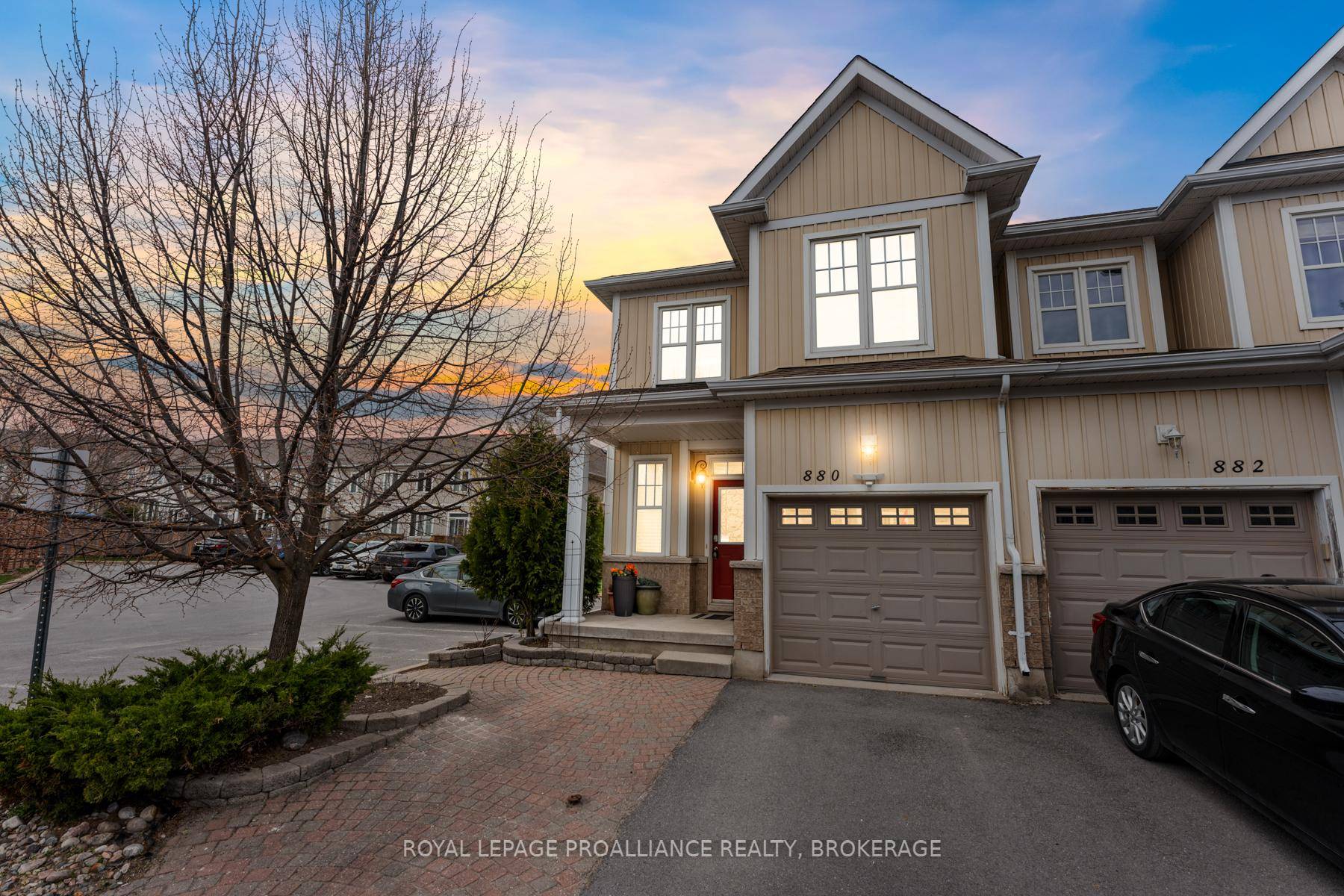 What a sweet neighbourhood, steps to the Waaban crossing, and close to downtown, CFB, and the 401 !