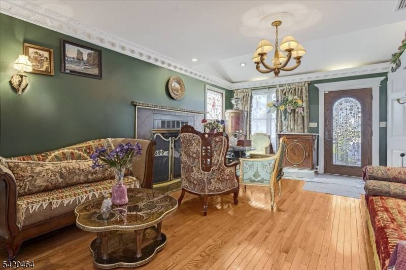 Spacious 4 Bedroom, 3 Bath Home with Finished Lower Level, Separate Entrance New Central A CLocated in a quiet, established neighborhood with a strong sense of community, this 4 bedroom, ...