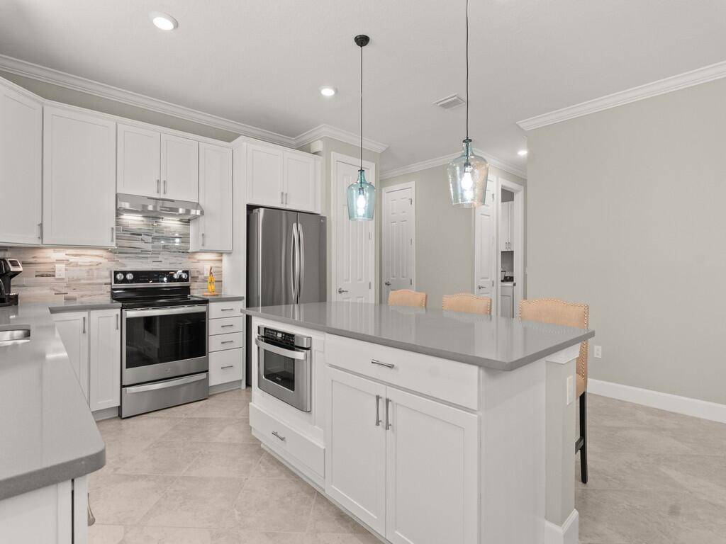 Vacation everyday as you enter this active community just a 10 min drive to the beach !