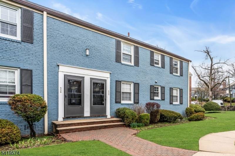 Welcome to this bright and well maintained 2 bedroom, 1 bath home in desirable Cranford.