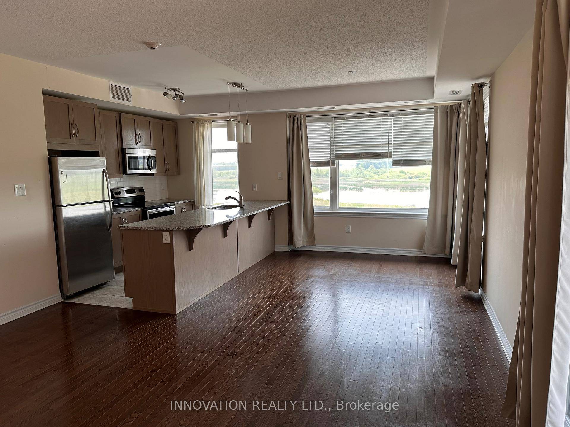 Foxwood condos, a short distance to Signature plaza and Centrum is such a convenient location.