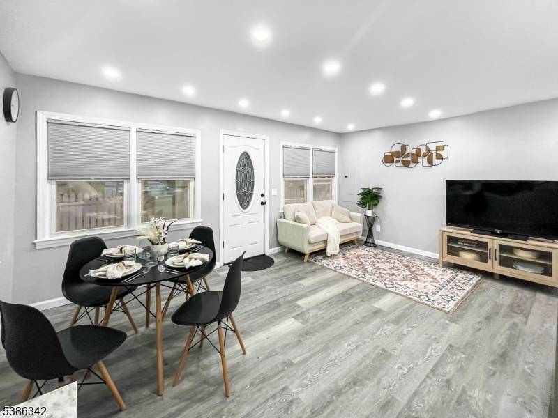 PACK YOUR BAGS AND MOVE RIGHT IN !