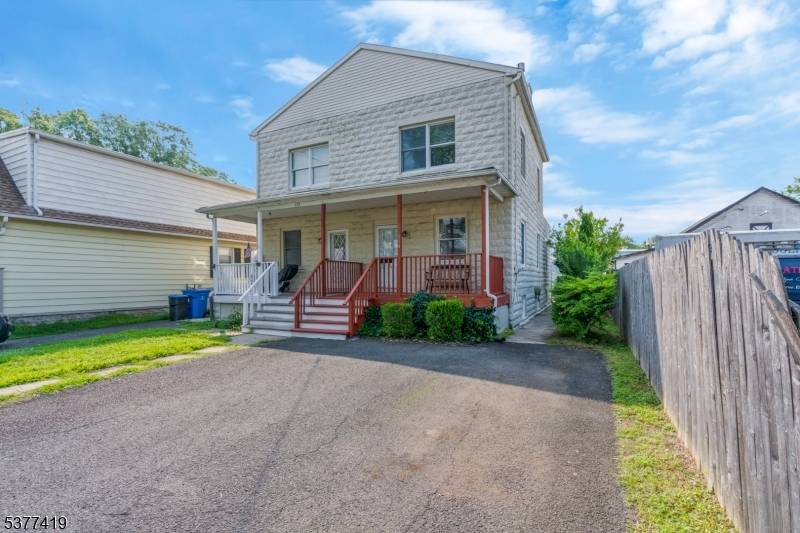 This extremely well maintained and pampered half duplex, feels more like single family living !