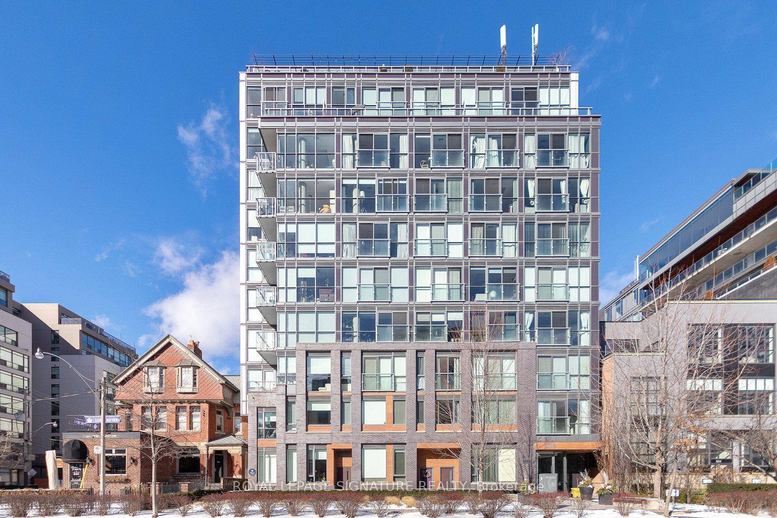 Experience luxury and convenience in this exceptional 3 bedroom, 3 bathroom furnished condo townhouse in the heart of King West.