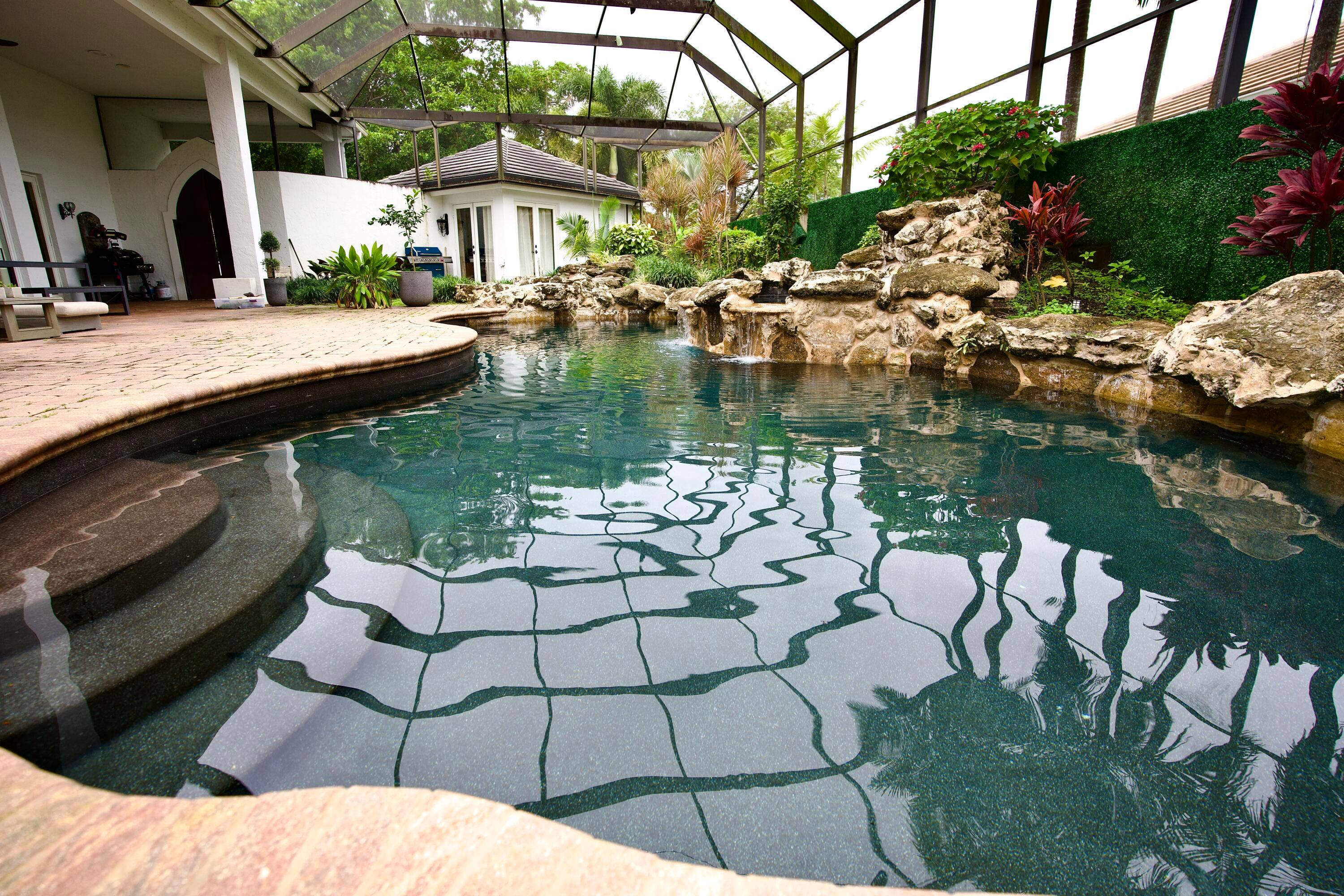 Welcome Home ! Beautiful, Contemporary 4, 100sq.