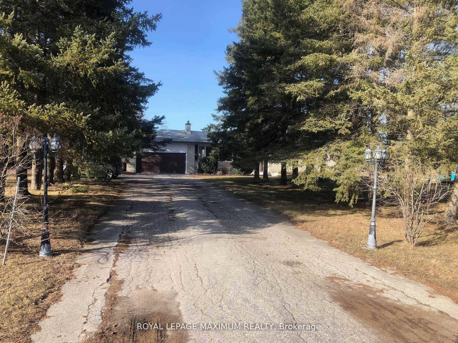 LARGE SPACIOUS SPRAWLING BUNGALOW LOCATED IN NOBELTON SITTING ON APPROX 2.