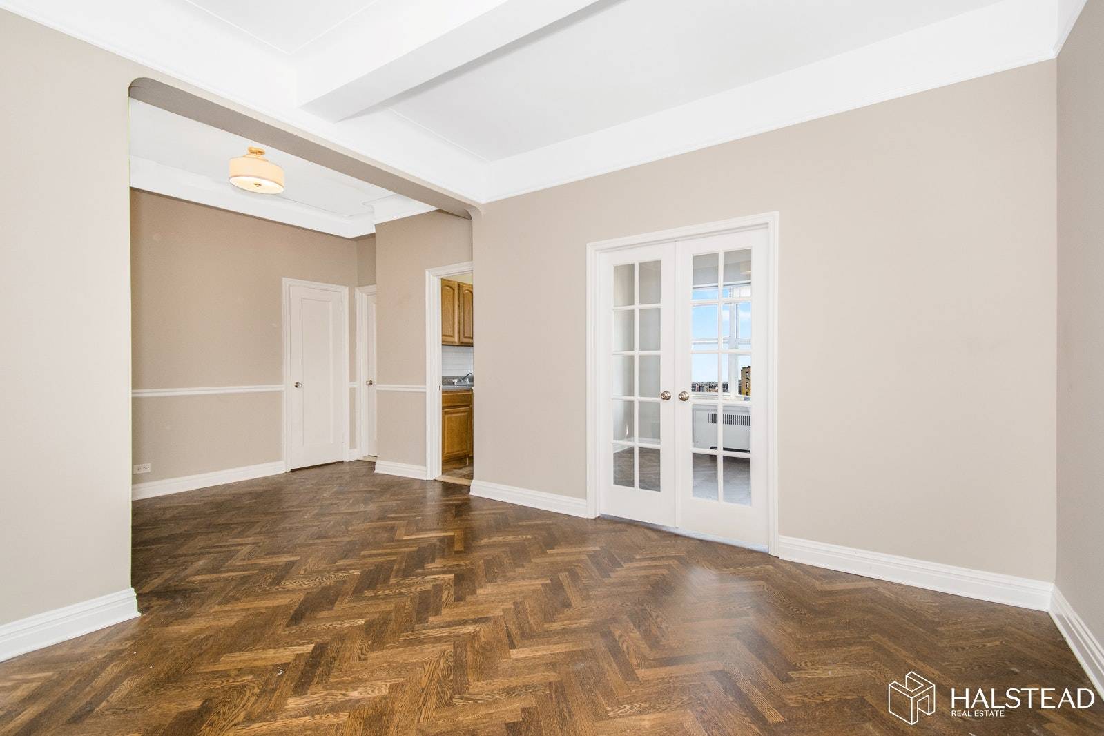 Located in the hearth of Hudson Heights, this top floor, convertible one bedroom condominium has unobstructed northern exposures.