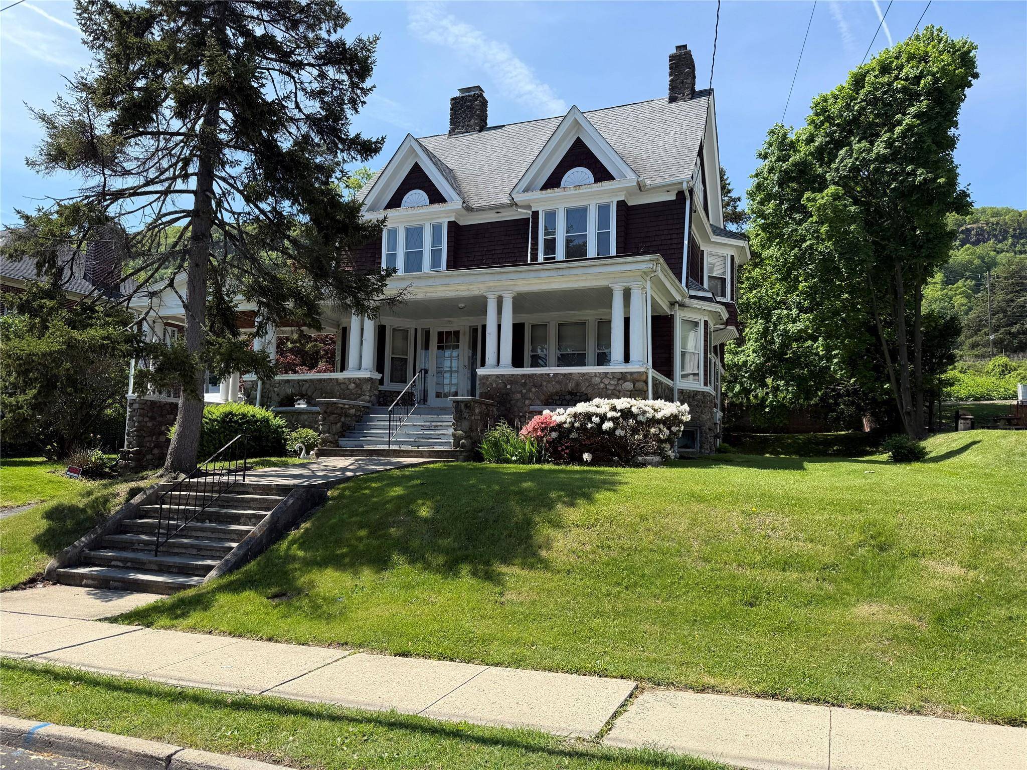 Historical Victorian with seasonal Hudson River Views walking distance to the town of Haverstraw.