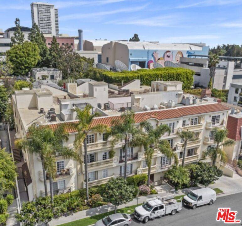 2340   Fox Hills Dr 3BR La