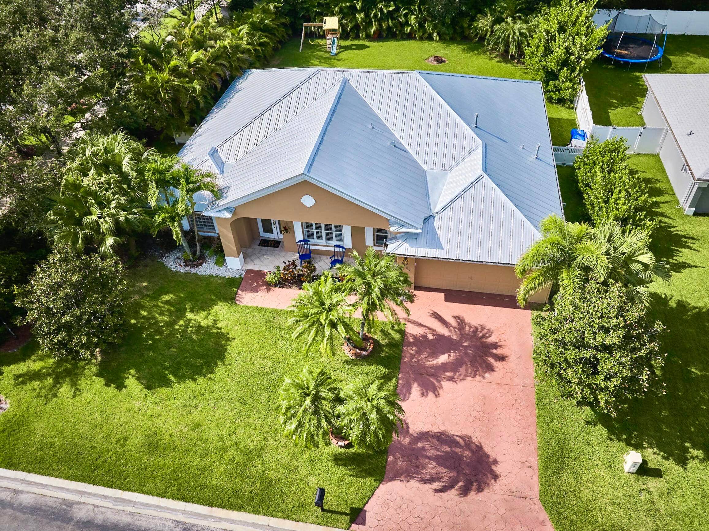 BEAUTIFUL LEGEND LAKES HOME !