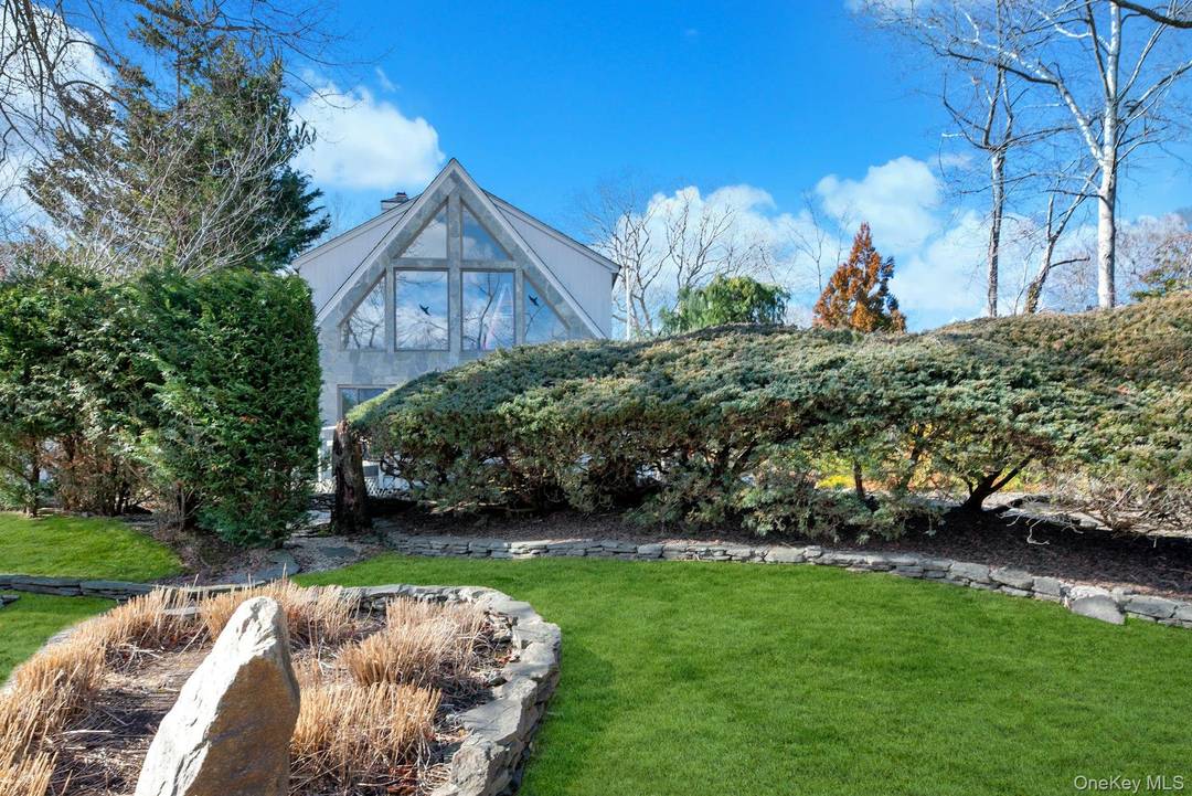 Discover your perfect getaway at this stunning 3 bedroom, 2 full bathroom rental, ideally situated near the pristine shores of Goldsmith's Inlet Beach on the North Fork.