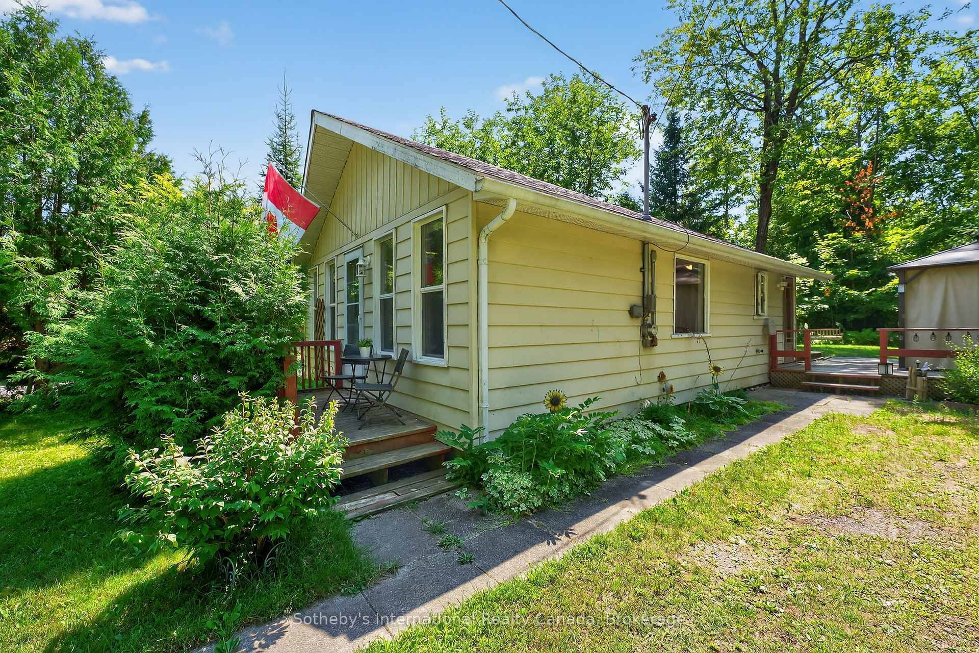 Charming year round home or cottage, just a short walk to Balm Beach and all of its amenities.