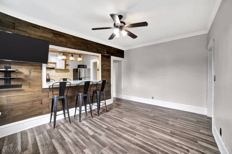 VACANT bright and spacious 2 Bed, 2 Bath PENTHOUSE CONDO WITH NYC SKYLINE VIEWS and Elevator.