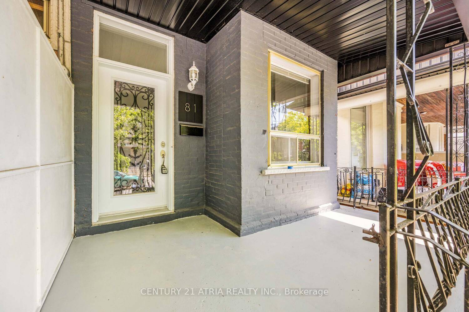 Fully upgraded end unit charming town in highly sought after Trinity Bellwoods Little Italy !