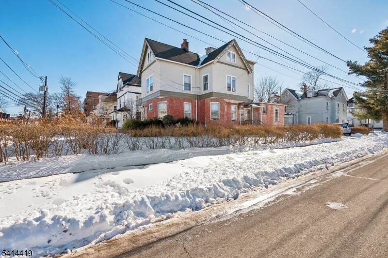 This well maintained, updated 4 unit property presents an exceptional investment opportunity in a prime commuter friendly location.