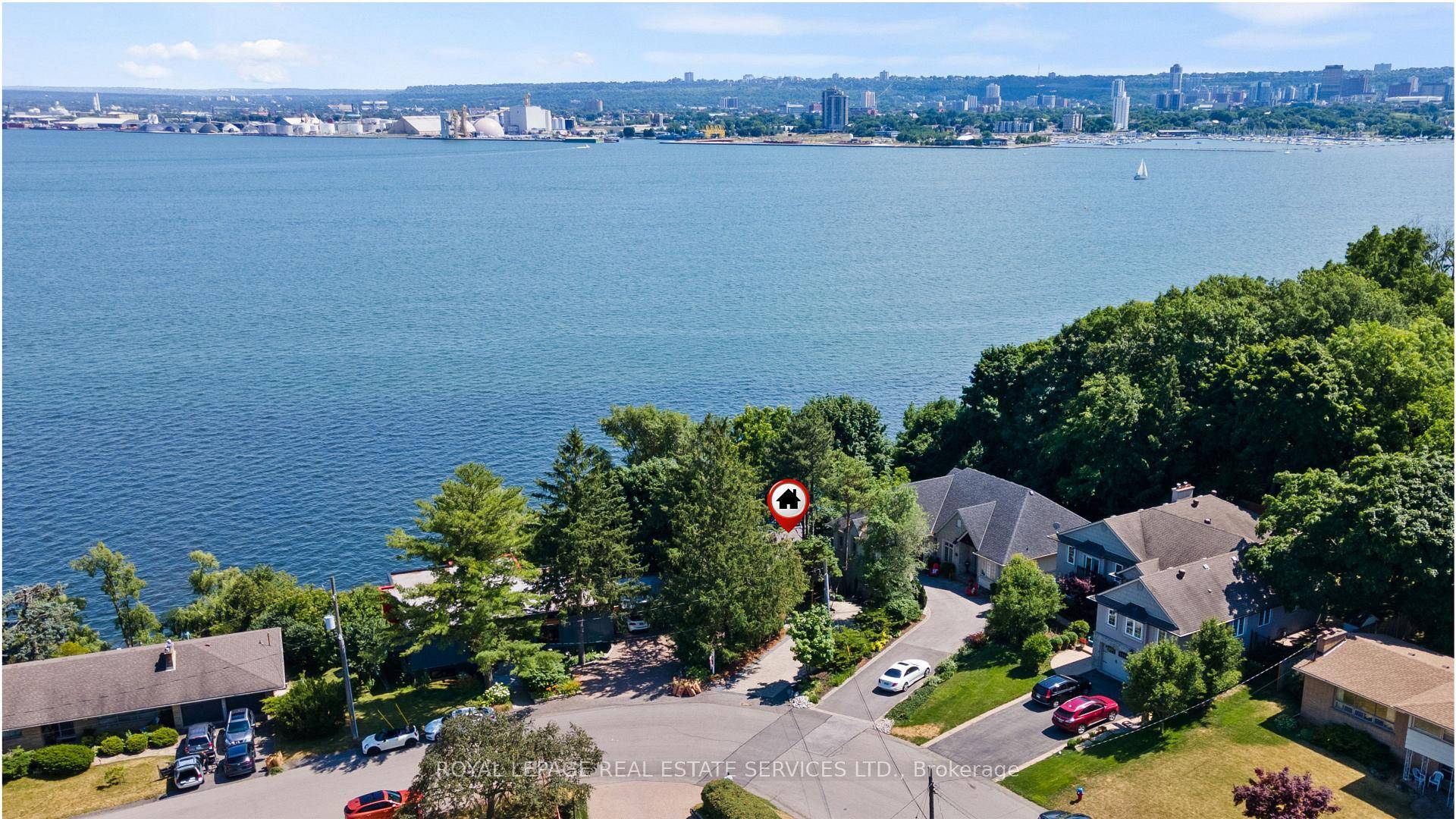 The ultimate in lakefront living !