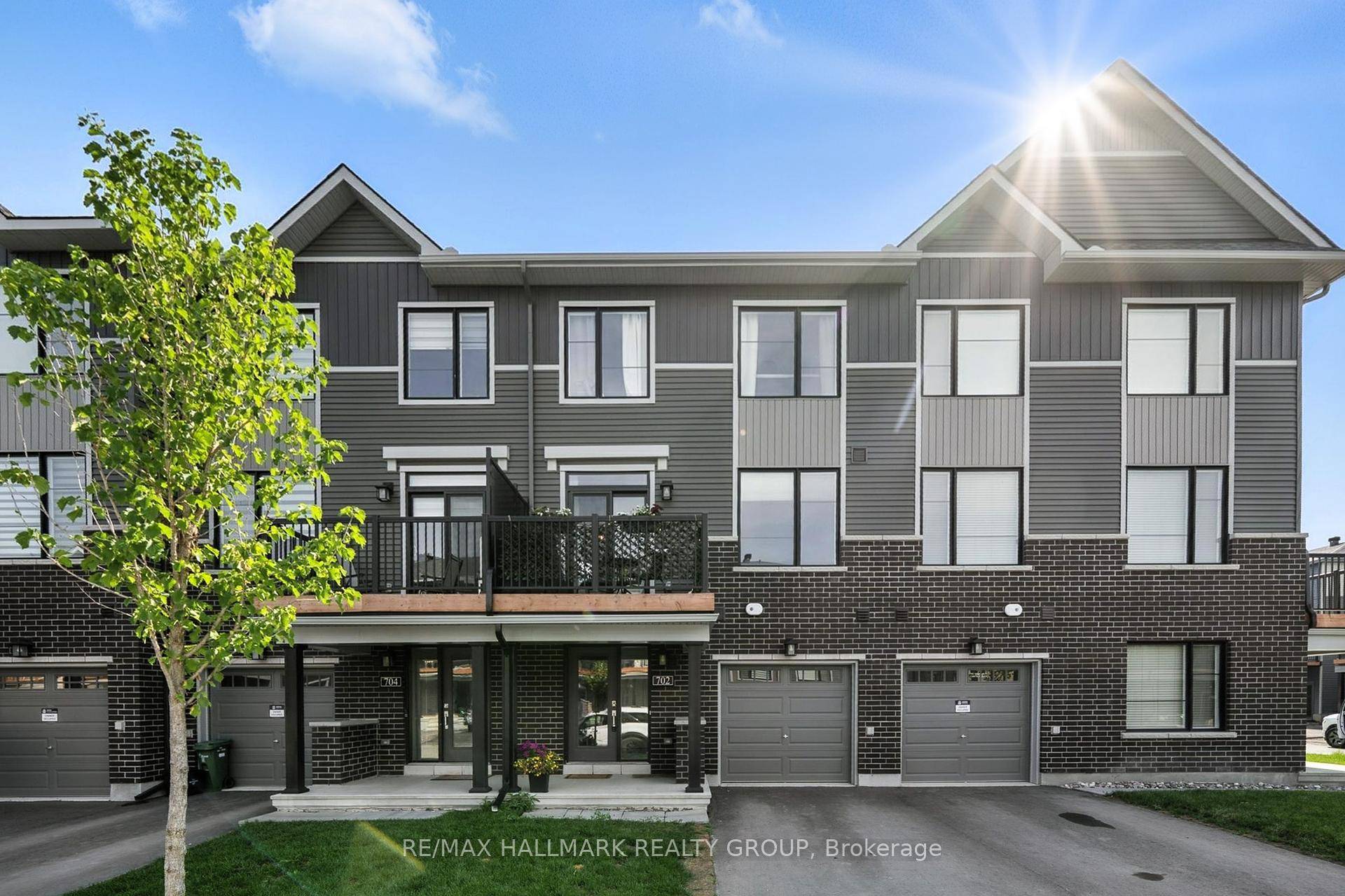 This bright and inviting Minto Alder model townhome offers a spacious three storey layout in the desirable Avalon West community of Orleans.
