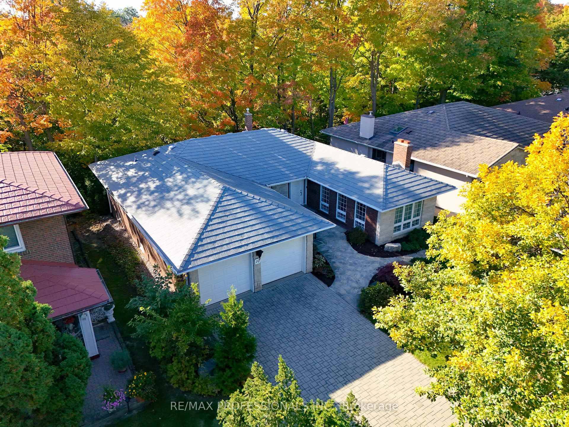 Homes on Neilor don't pop up often, and a bungalow backing onto a ravine ?