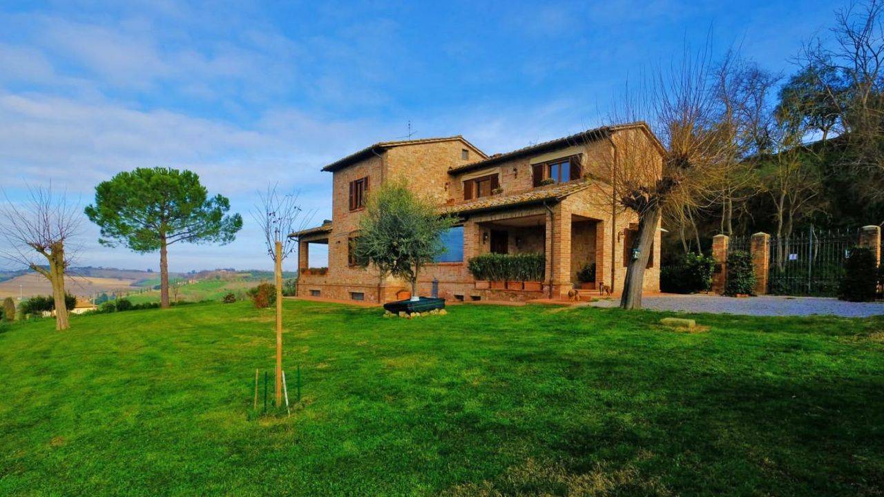 500 sqm farmhouse with 4 bedrooms and 4 bathrooms for sale in a hilly position between Valdichiana and Val d'Orcia, only 10 km from Montepulciano.