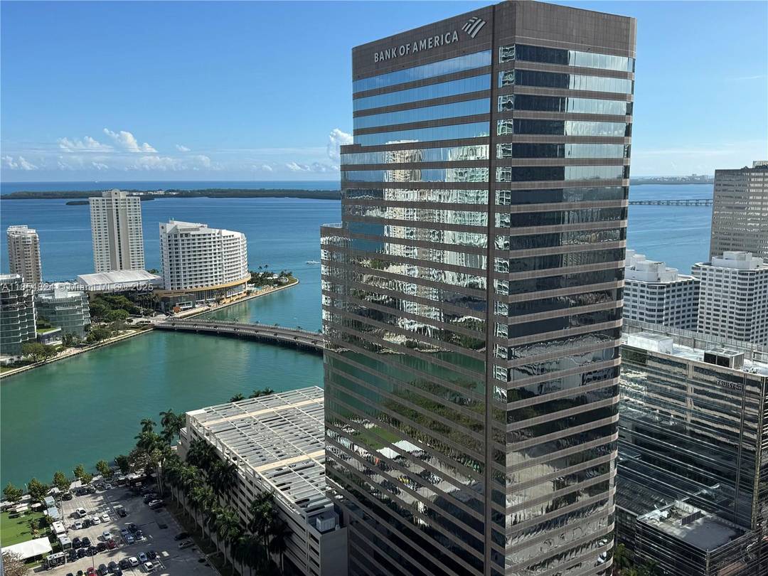 Stunning 1 Bedroom Condo with City amp ; Water Views in the Heart of Brickell !