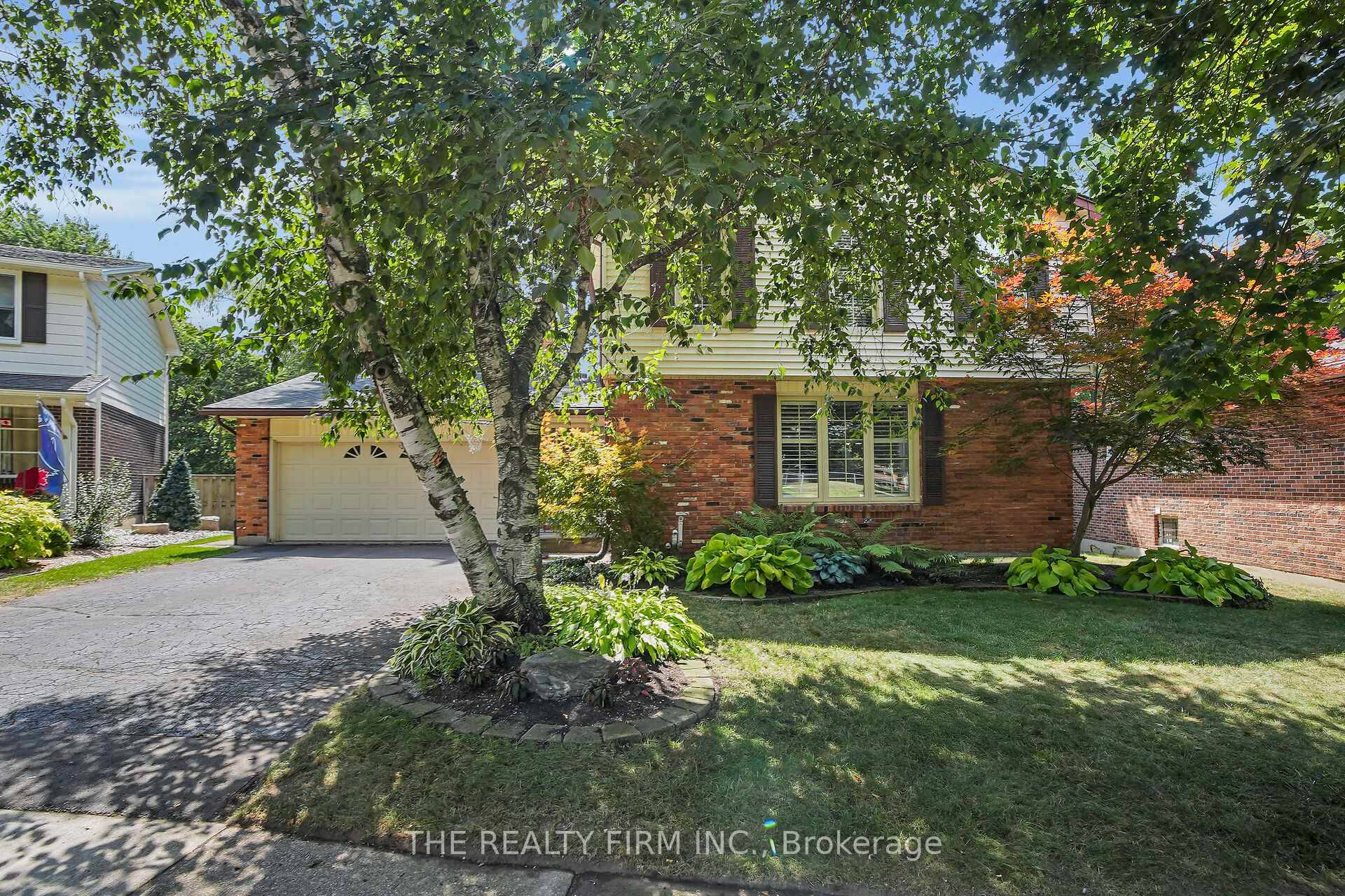 Welcome to Stoney Creek Ravine Lot Living in North London !