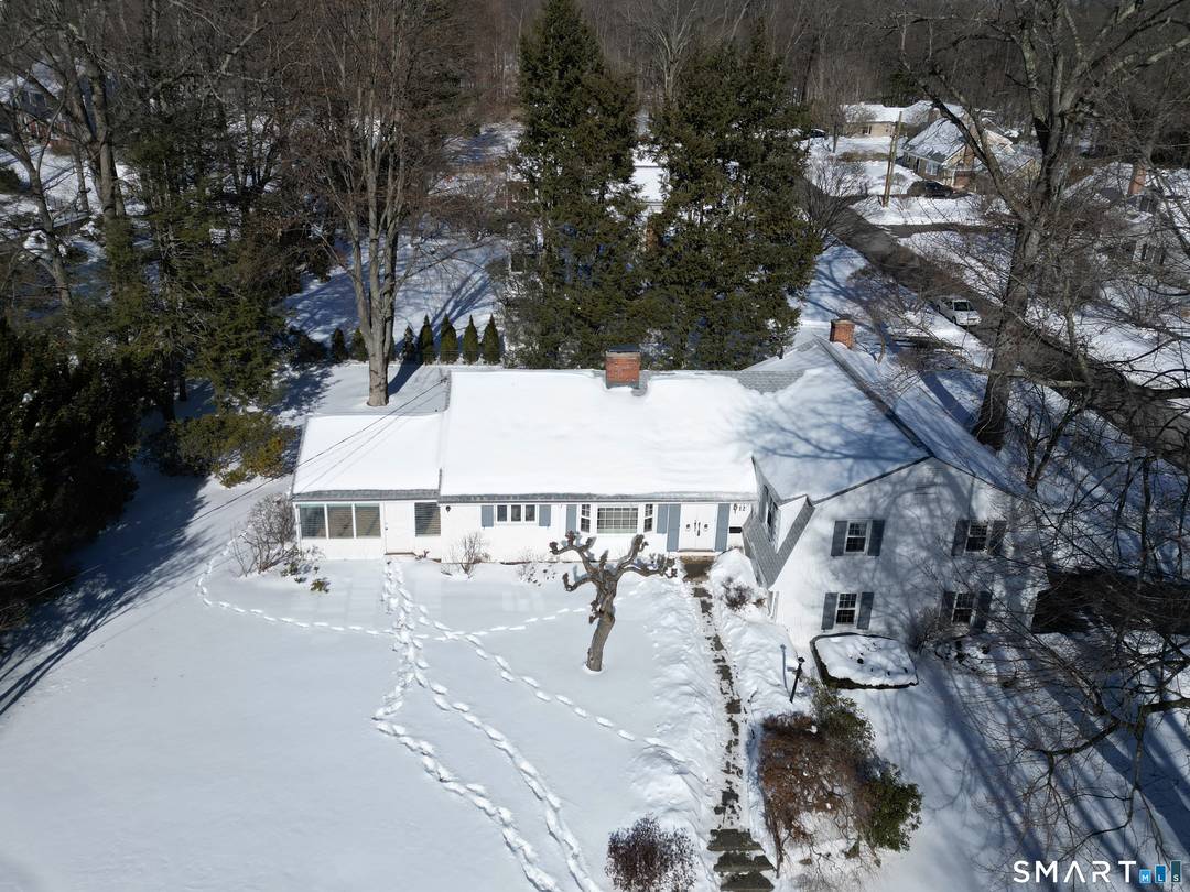 You are lucky ! Your new home boasts an amazing trifecta of impeccable location, stellar quality and architecture, and unlimited possibilities !