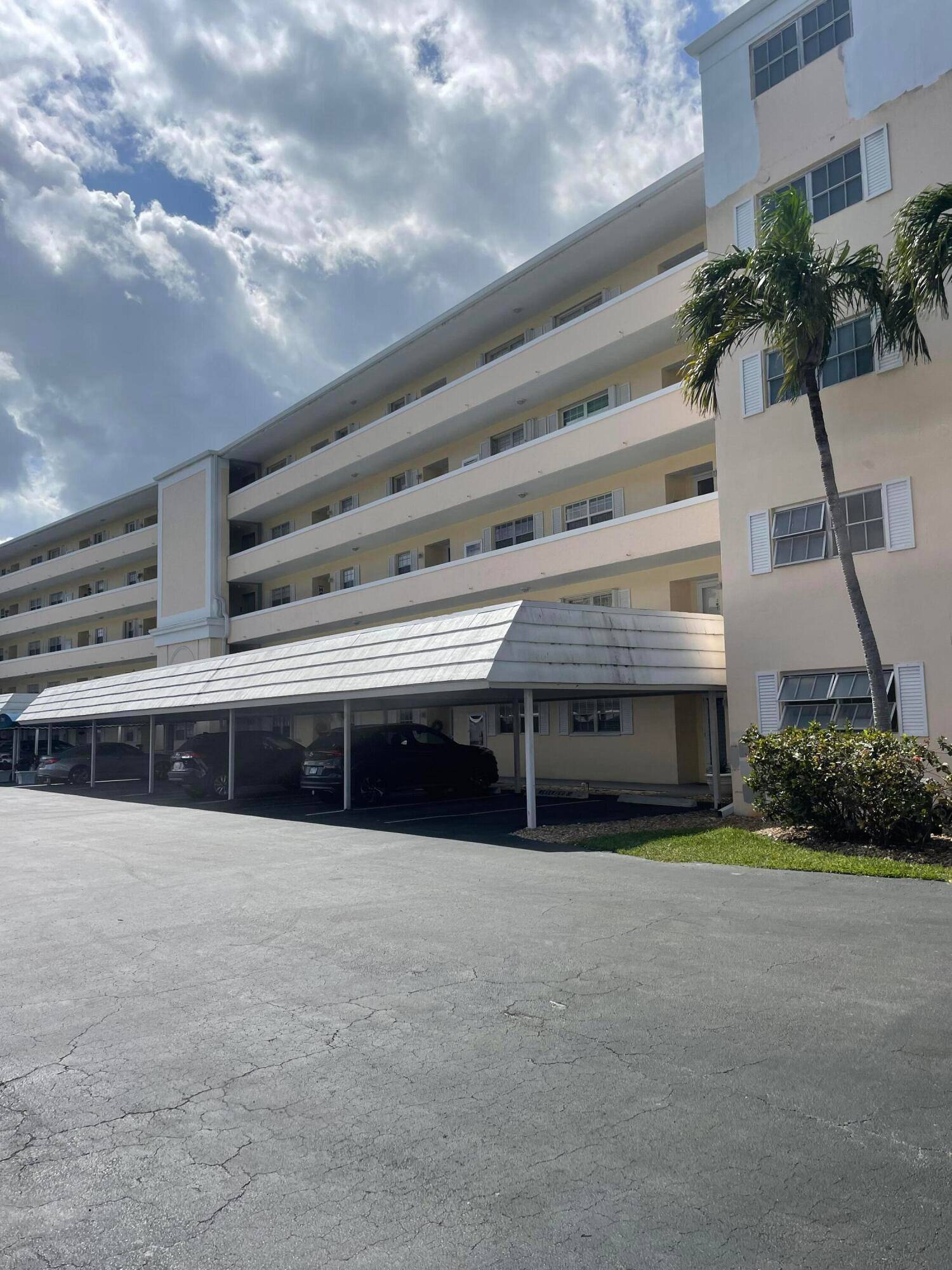 Beautiful 3 2 condo overlooking the pool with reasonable Condo Fees in Atlantis.