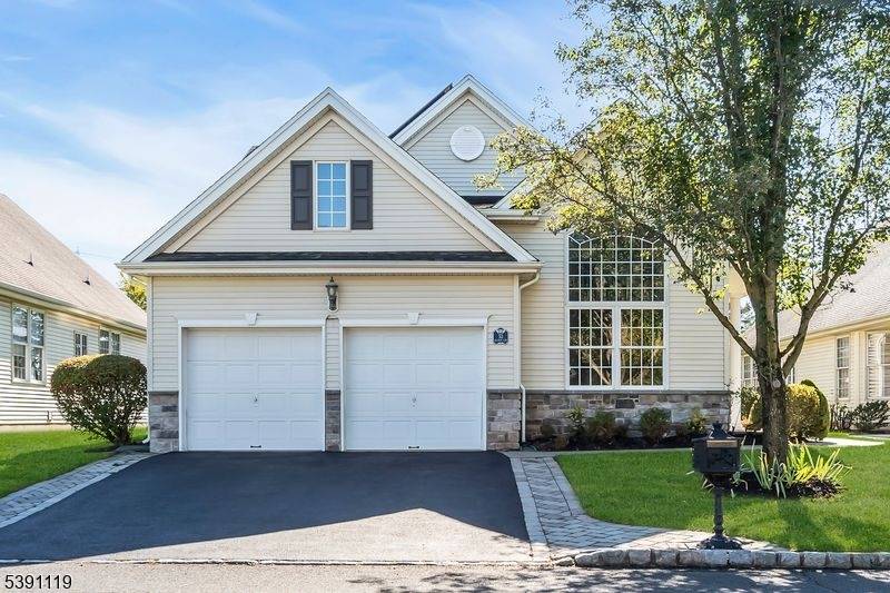 Welcome to this lovely Exeter model home, ideally situated in the highly desirable 55 community of Canal Walk.