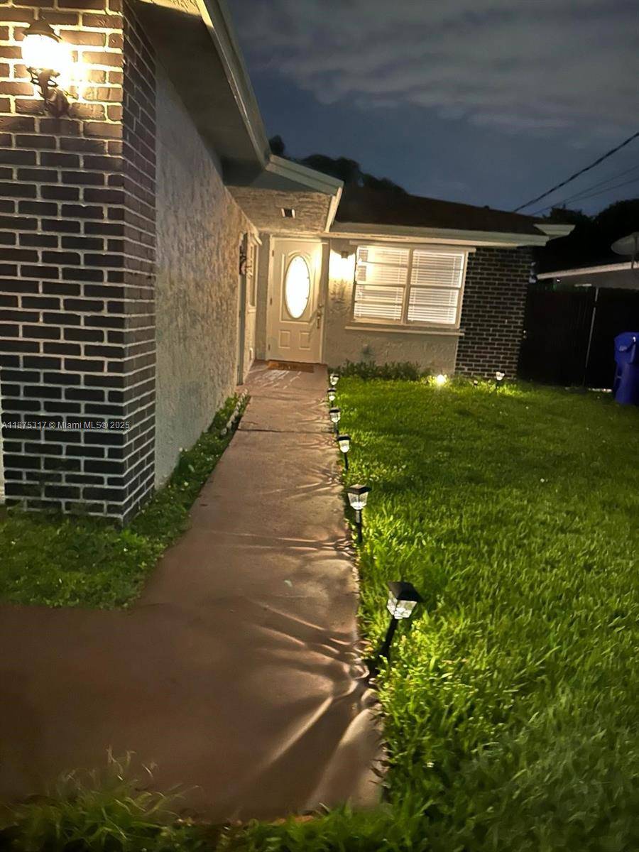 Awesome 3 2 single family home, open and modern concept, tile on living areas, wood lamine in bedrooms, new roof 2023, water heater, washer amp ; dryer full size, remodeled ...