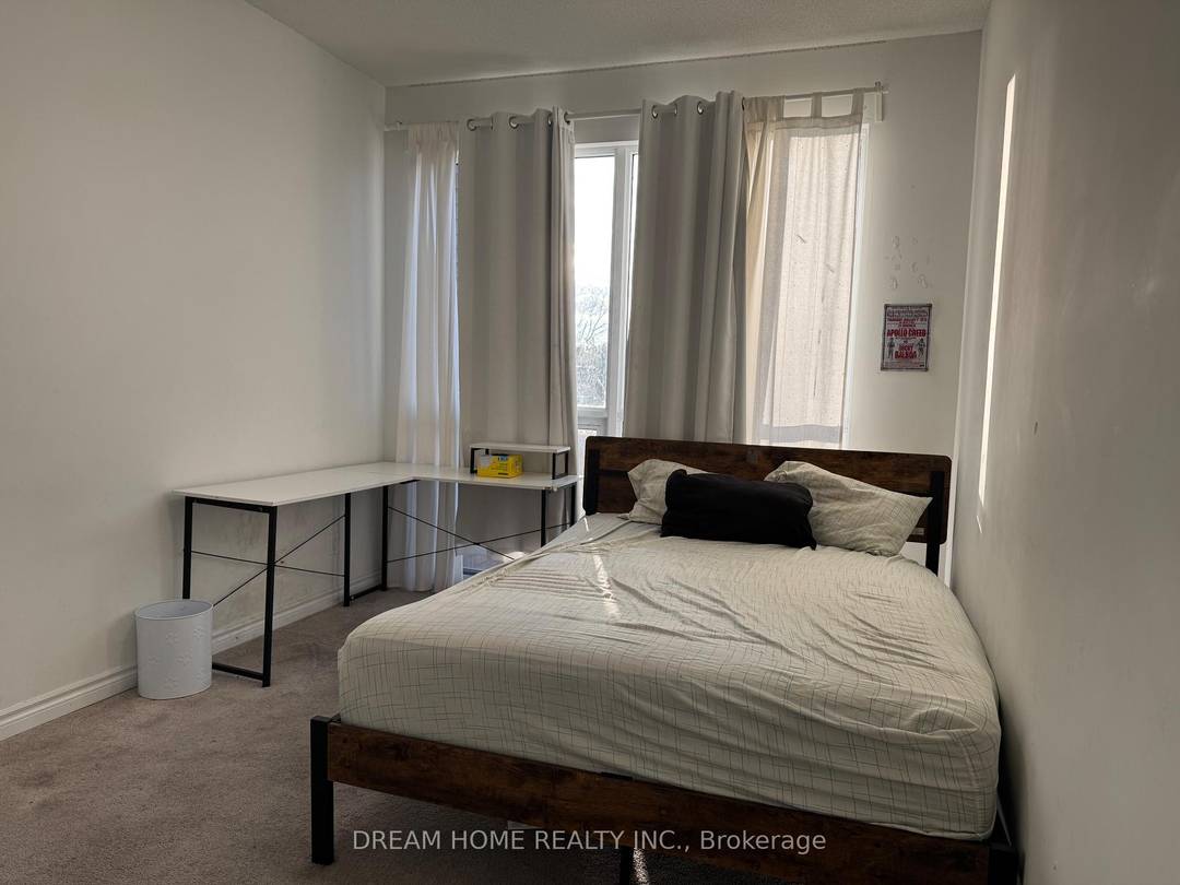 Shared Accommodation ! ONE of the three Bedrooms with exclusive bathroom in a condo Townhouse.