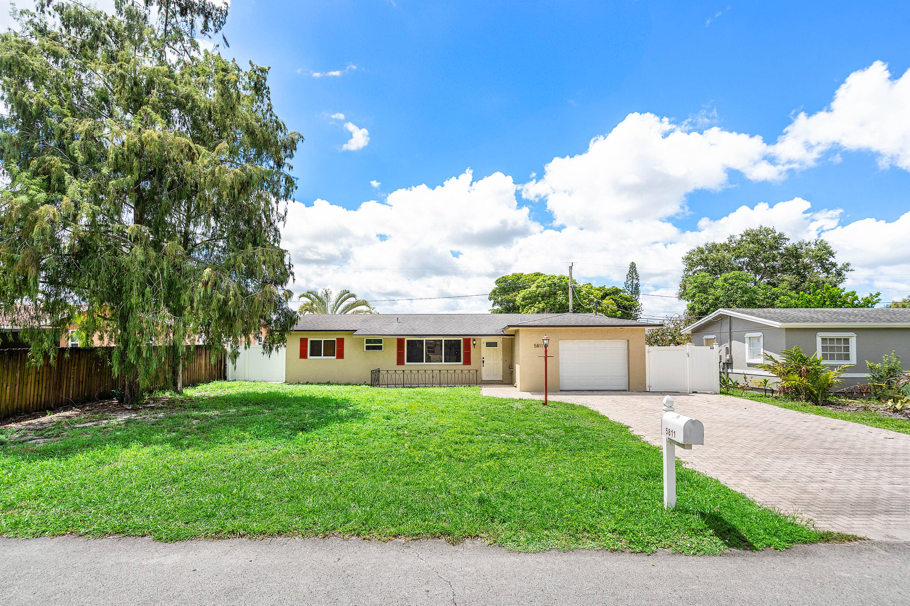 Welcome to this 3 bedroom, 2 full bathroom, 1 car attached garage, home that features a split layout and pool, perfect for buyers or tenants alike.