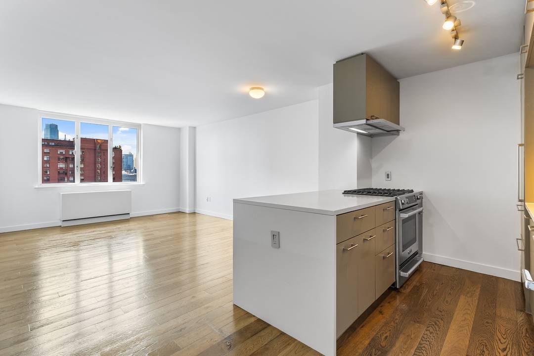 OVERSIZED HIGH FLOOR ONE BEDROOM WITH ICONIC HARBOR VIEWS Sleekly renovated and freshly painted and pin drop QUIET, this rarely available H LINE !