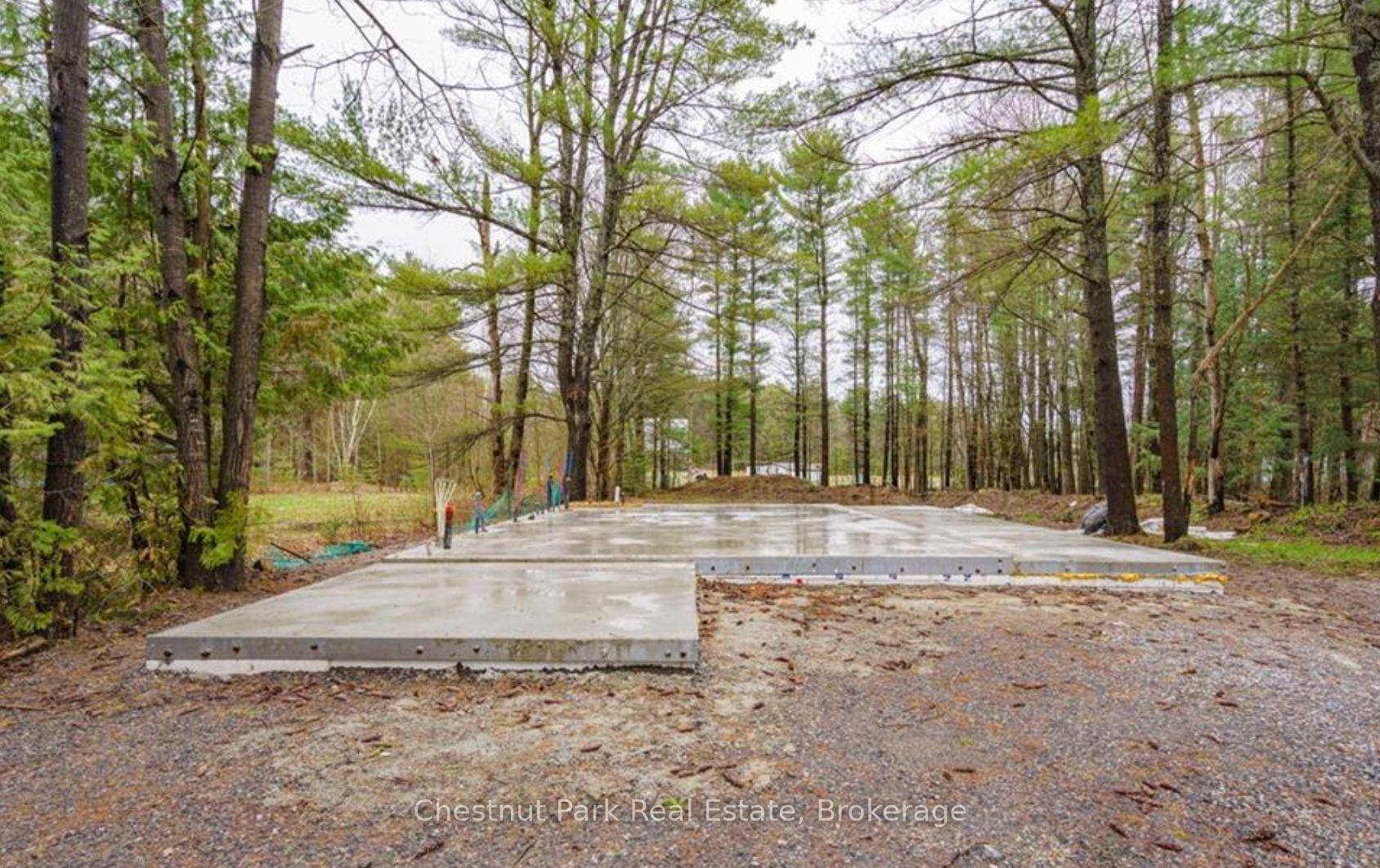 Looking for a building lot in Muskoka with easy access to the highway and town ?