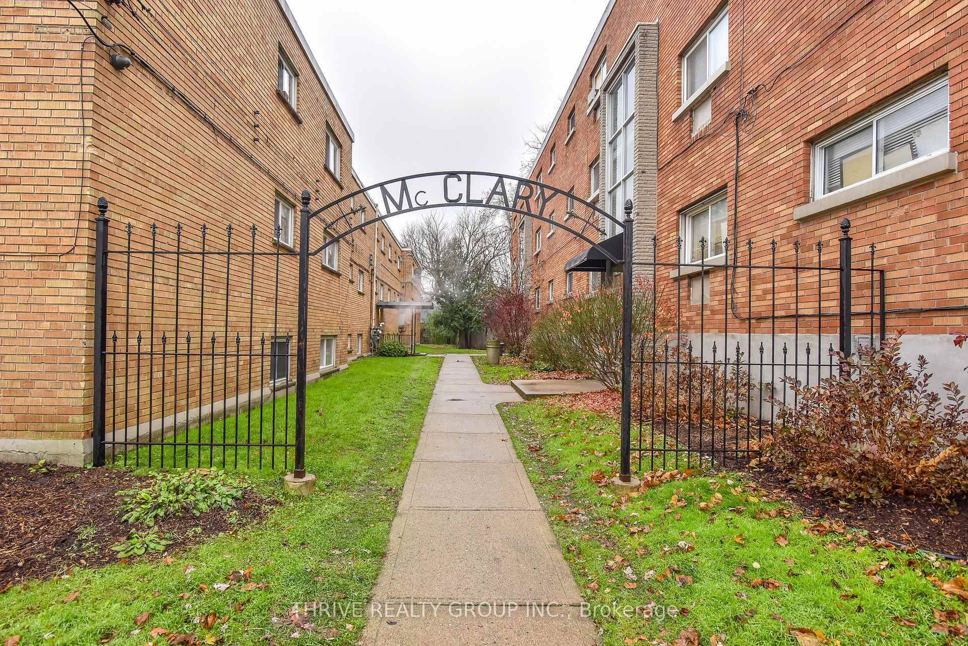 Welcome to this bright and inviting 1 bedroom, 1 bathroom ground floor suite in the heart of Old South, one of Londons most desirable neighbourhoods.