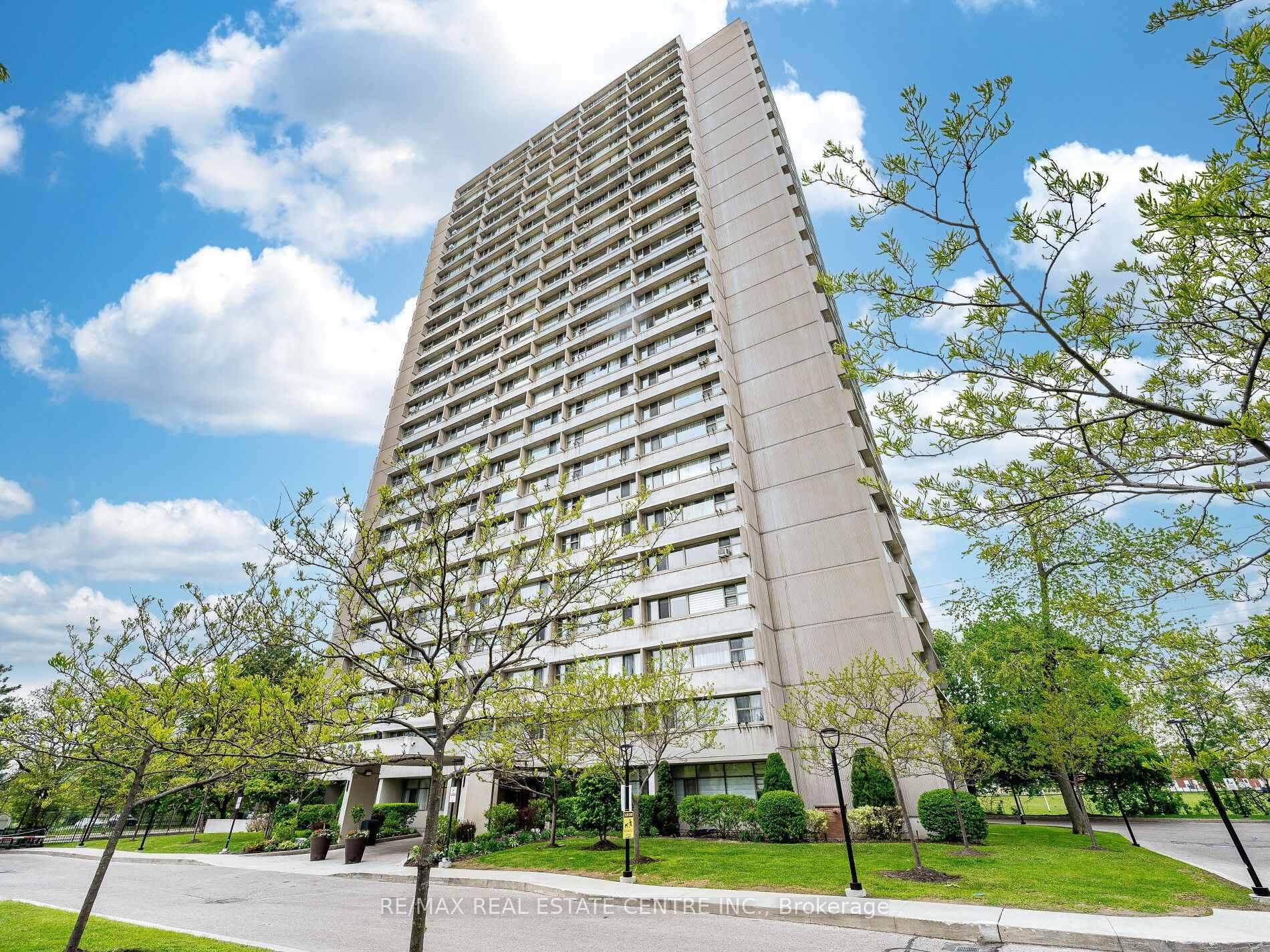Great Location ! Spacious amp ; Bright Corner, This spacious and bright corner unit boasts 2 bedrooms, offering a perfect blend of modern elegance and comfort.