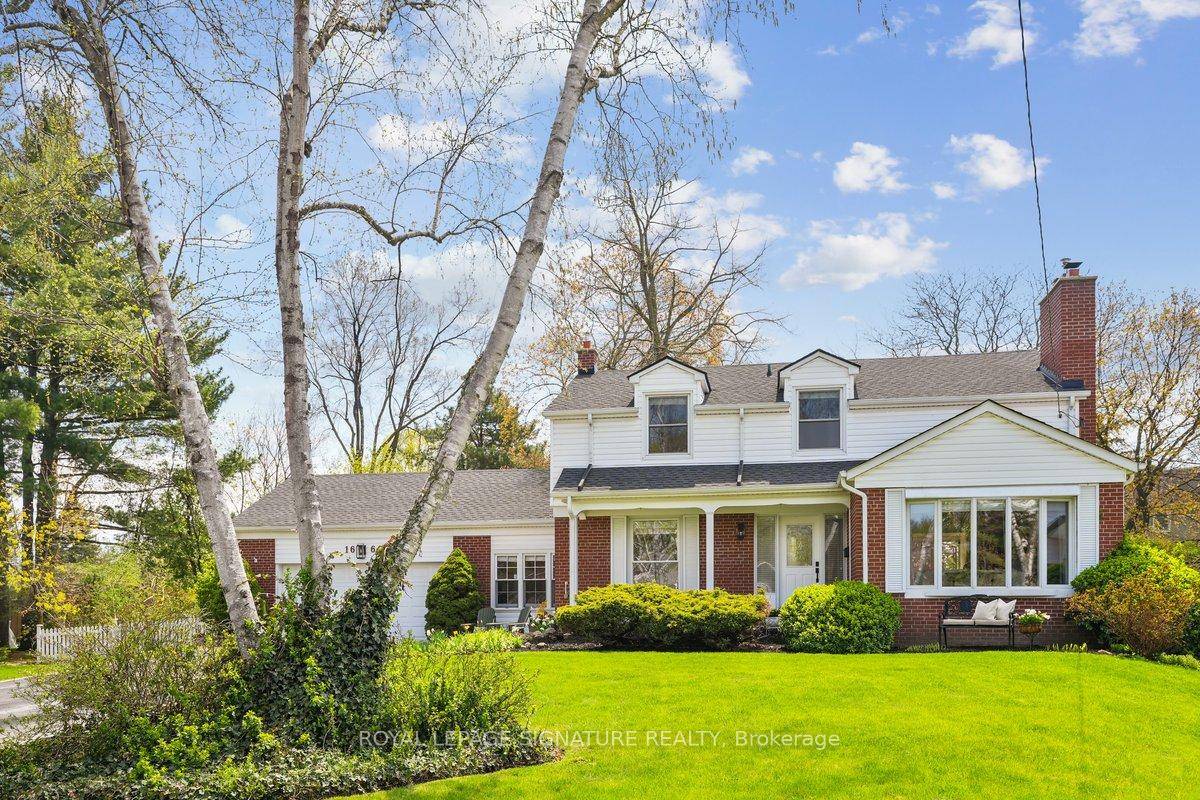 Charming Cape Cod Retreat on Over Half an Acre in Lorne Park !