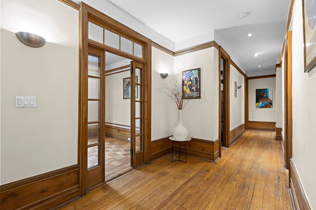 Hamilton Heights Elegant 3 Bedroom, 2 Bath Co op in Historic Sugar Hill Landmark Experience a rare chance to own a piece of Harlem s storied past at The Garrison ...