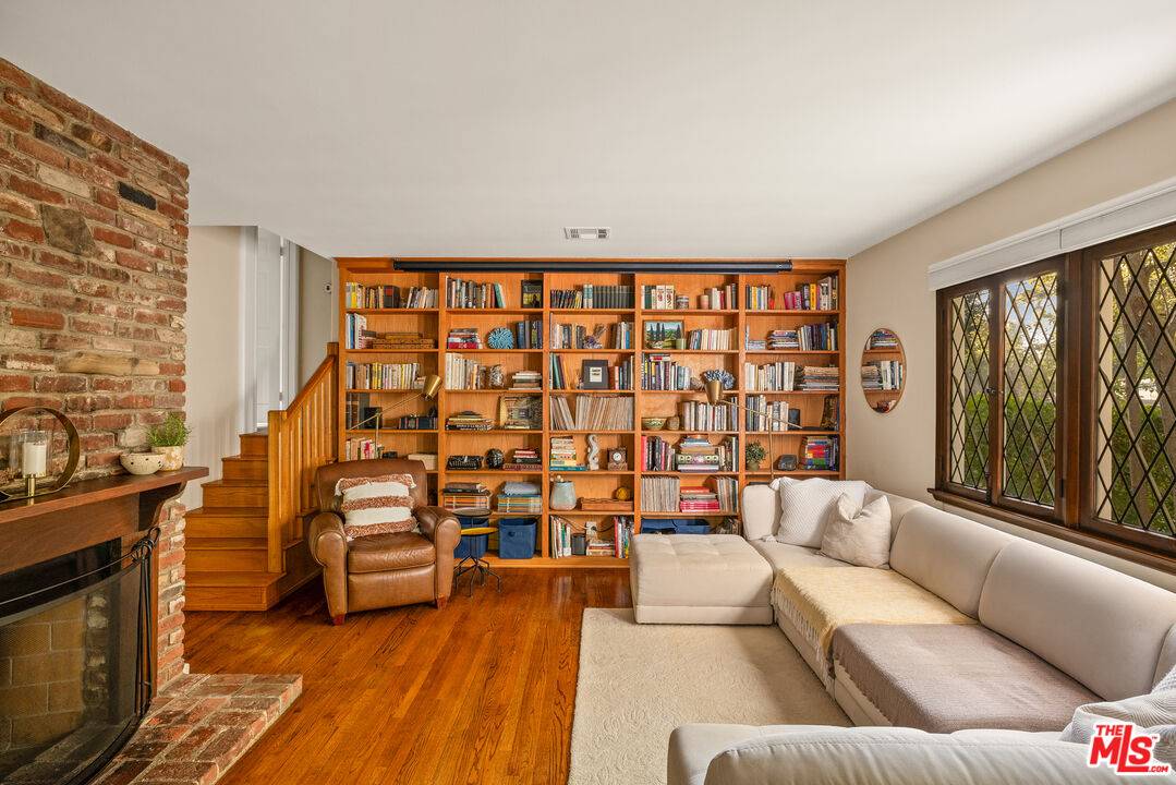 9720 Yoakum Dr 2BR Beverly Hills Post Office | B.H.P.O. La