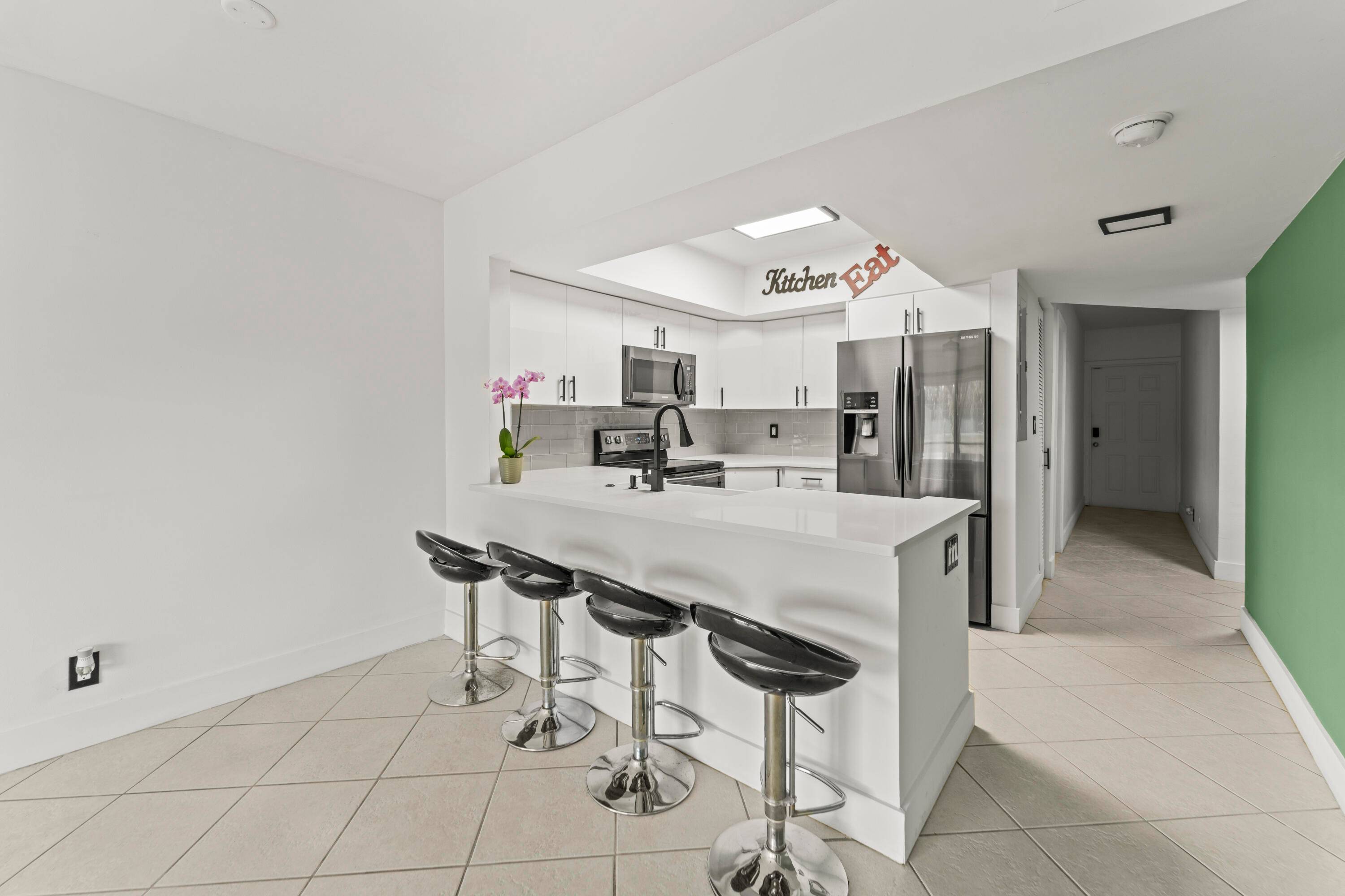 Fully renovated 2BR 2BA bonus room in Village Green.