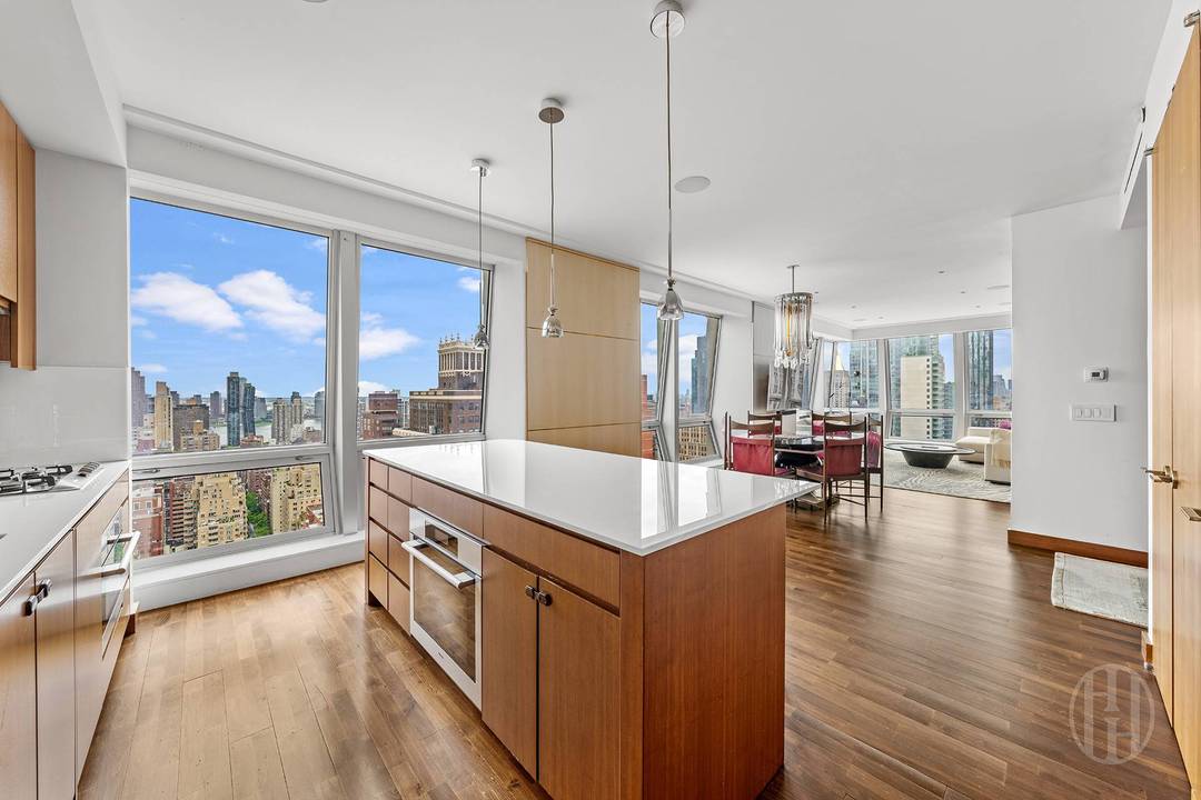 Back on the market ! This rare corner combination two bedroom residence offers panoramic city views through 15 oversized windows and boasts a renovation by one of New York's top ...